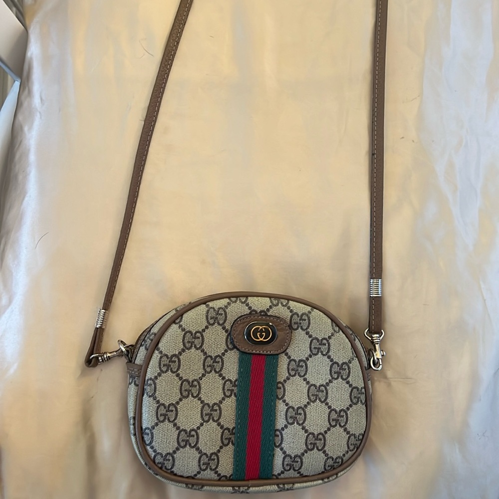 Small Vintage Gucci Crossbody. Used but well cared for. Purchased in Italy.